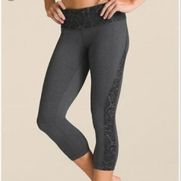 Athleta Splits Revelation Paisley Capris M EUC - Picture 1 of 3